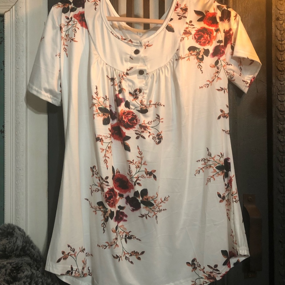 Pretty white floral top, NWOT